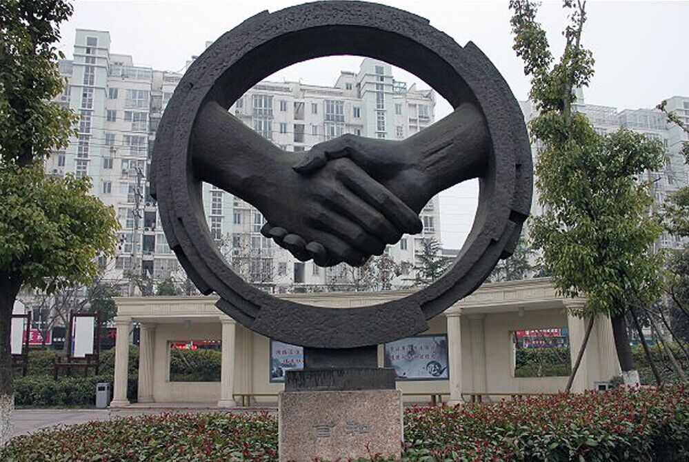 校园雕塑：握手雕塑